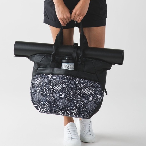 lululemon athletica Handbags - Lululemon Athletica Extra Large 21” Multicolore Tote/Duffle/Gym Bag Navy/Black